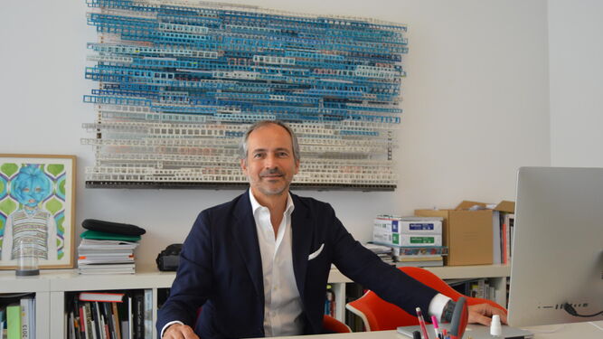El empresario Juan Pablo Yusto en su despacho de la galería Yusto-Giner en Marbella.