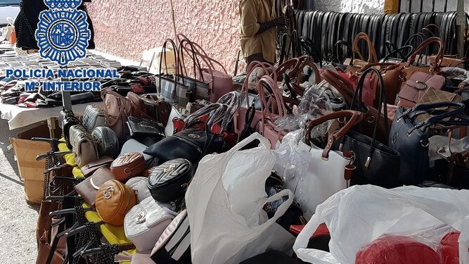 Productos interceptados en el mercadillo de Fuengirola.