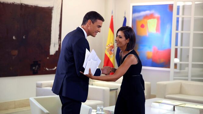 La presentadora Ana Pastor recibe al presidente del Gobierno, Pedro Sánchez.