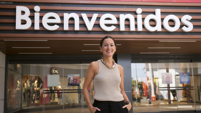 Fátima Álvarez-Cofiño posa en una de las entradas ya remodeladas del centro comercial.