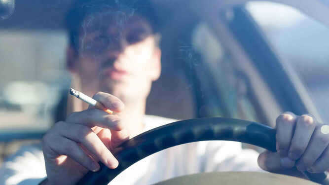 El Gobierno de Cataluña quiere prohibir fumar dentro del coche
