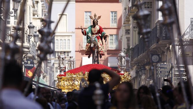 El Señor de la Pollinica procesionó sobre el trono de Traspaso y Soledad de Viñeros exornado con los faroles de Salutación.