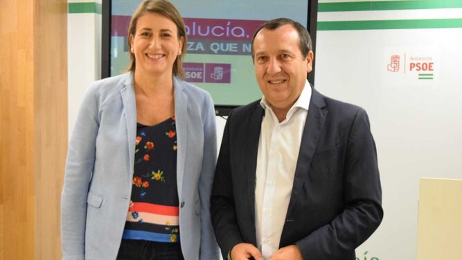 Isabel Aguilera junto a José Luis Ruiz Espejo, ayer tras mantener una reunión en Ronda.