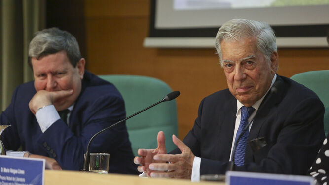 El escritor Mario Vargas LLosa, junto a Juan Manuel Bonet, ayer, en el Rectorado de la Universidad de Málaga.