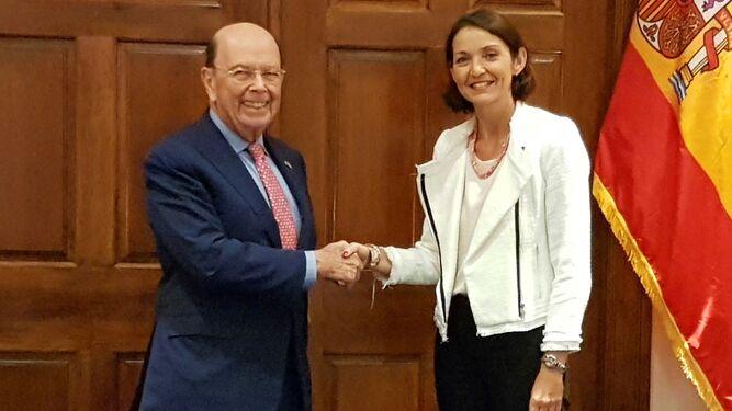 El secretario de Comercio de EEUU, Wilbur Ross, saluda a la ministra de Industria, Comercio y Turismo de España, Reyes Maroto.