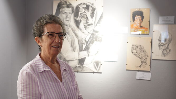 La madre de David Guerrero, en la primera exposición de 'El niño pintor' desaparecido en 1987