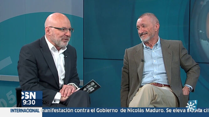 Jesús Vigorra en una entrevista con Arturo Pérez-Reverte