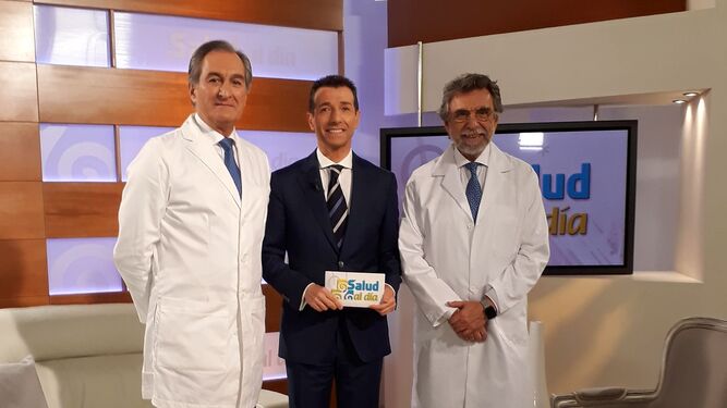 Roberto Sánchez con los doctores Julián Conejo Mir y Antonio Escribano