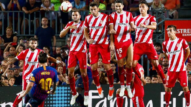Messi lanza una falta en el Barcelona-Girona