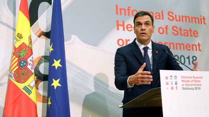El presidente del Gobierno español, Pedro Sánchez (c), durante la rueda de  prensa tras la segunda jornada de  la cumbre informal europea de  Salzburgo, dedicada a la crisis migratoria.