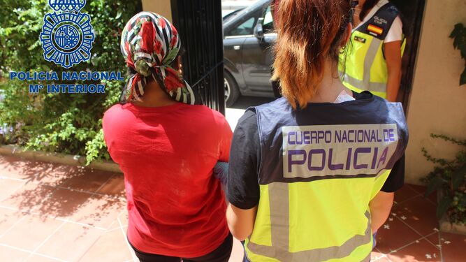 Un agente de la Policía Nacional con una de las mujeres liberadas.