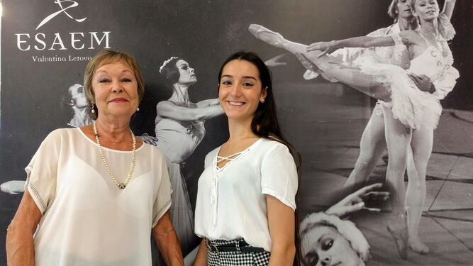 Irene Estévez junto a Valentina Letova, profesora titular de ballet clásico