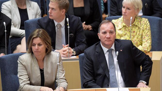 El primer ministro sueco, Stefan Löfven (d), tras ser destituido este martes al perder una moción de censura presentada contra él por la oposición.