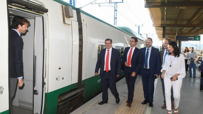 El ministro de Fomento, José Luis Ábalos, ayer, momentos antes de subir al tren de pruebas 'Séneca' en la estación de Antequera.