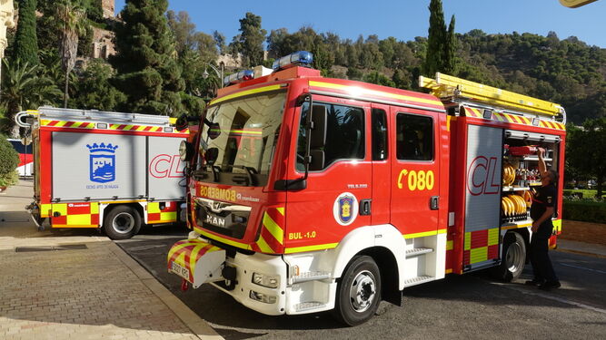 Dos vehículos autobomba se incorporan a la flota de los bomberos