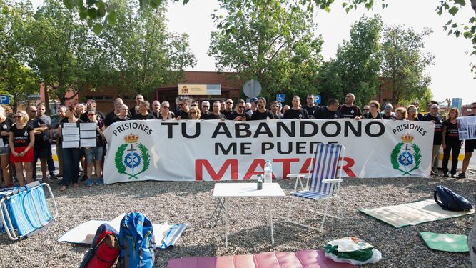 Funcionarios de prisiones de Alhaurín acampan por "la dignificación" de su profesión