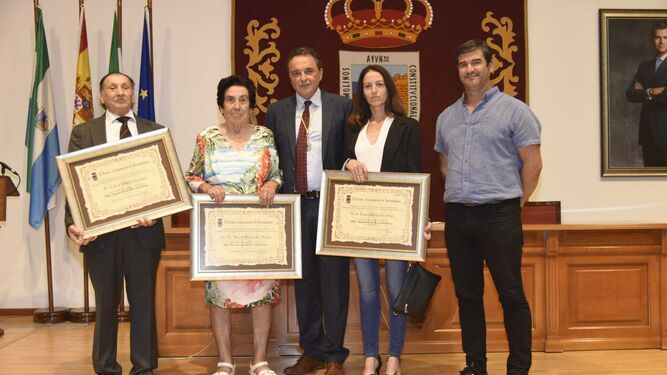 El alcalde de Torremolinos, José Ortiz, junto a los premiados, ayer.