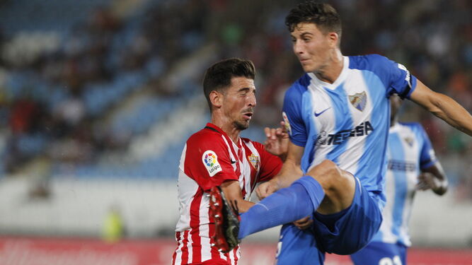 Pau Torres despeja un balón ante el Almería.