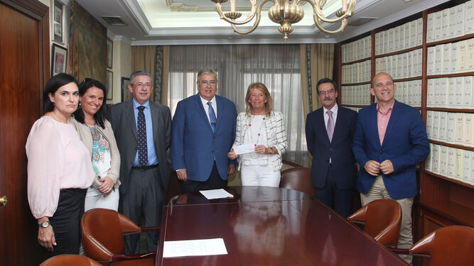 La alcaldesa de Marbella, Ángeles Muñoz, junto con el presidente de la Audiencia Provincial, José Godino.