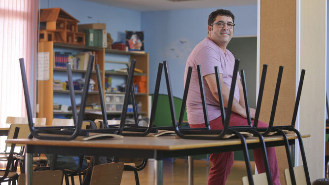 Carlos Torres en una de las aulas de los Servicios Sociales en las que ofrecen programas educativos.