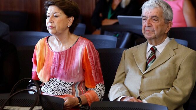 La ex consejera de Economía Magdalena Álvarez y el viceconsejero José Salgueiro, en el juicio.