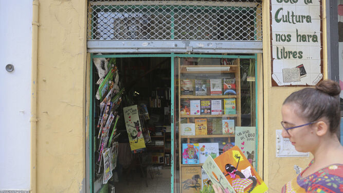 Una cliente lee un libro infantil frente a la Librería Lafer.