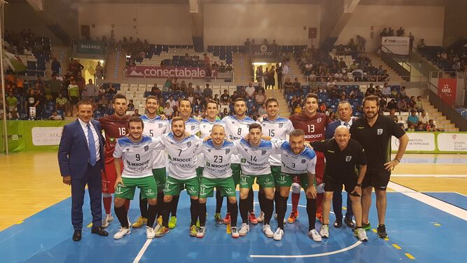 La plantilla y el cuerpo técnico del BeSoccer UMA Antequera antes del partido ante el Palma Futsal