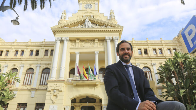 Daniel Pérez, frente a la entrada principal del Ayuntamiento de Málaga.
