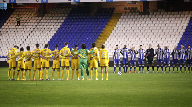 El once del Málaga guarda un minuto de silencio antes de medirse al Deportivo en Riazor en 2014.