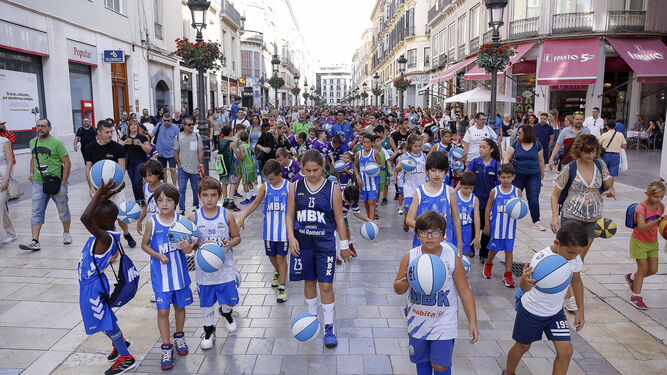 Los balones de baloncesto toman el Centro de Málaga