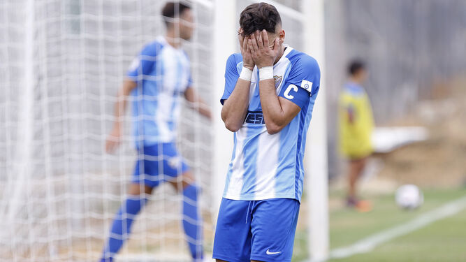 El capitán del Atlético Malagueño, Alberto López, se lamenta de una ocasión fallada.