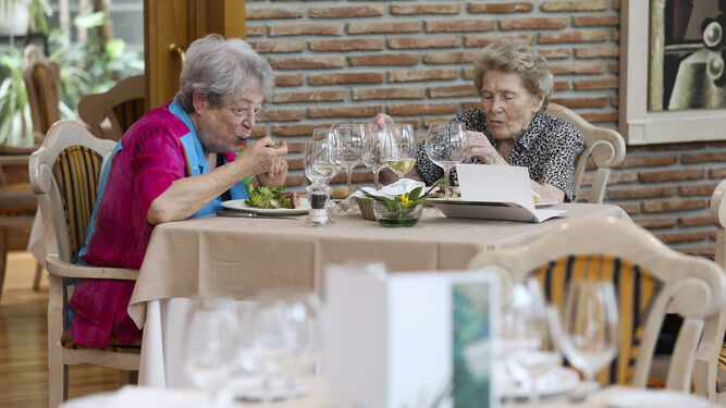 Dos comensales almuerzan en La Cónsula el pasado 17 de mayo, fecha de reapertura del restaurante.