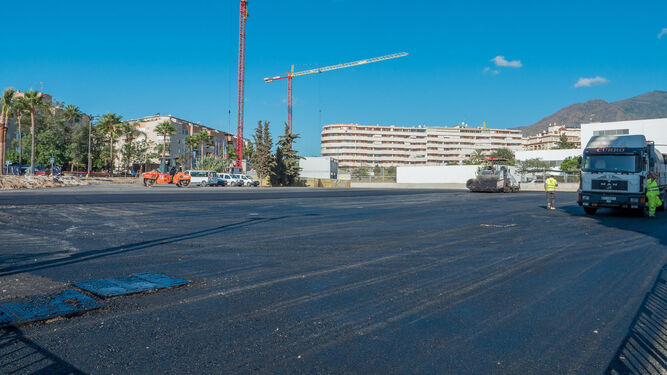 Trabajos para habilitar un nuevo aparcamiento en Estepona.