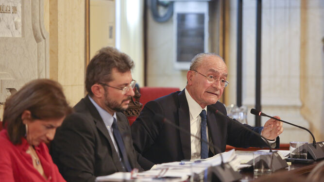Leonor Muñoz, José Cardador y Francisco de la Torre, ayer, en la comisión de investigación.