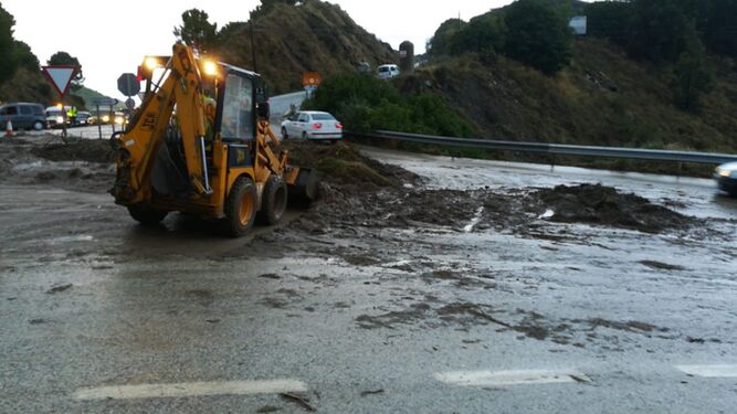 Operarios de carreteras limpian leng&uuml;etas de barro en la carretera Co&iacute;n-Marbella