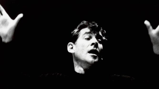 Leonard Bernstein (1918 - 1990), en plena dirección orquestal, en una icónica imagen de juventud.