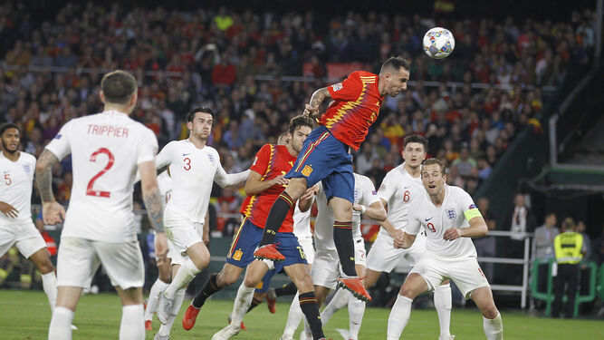 Alcácer remata de cabeza en el primer gol de España.