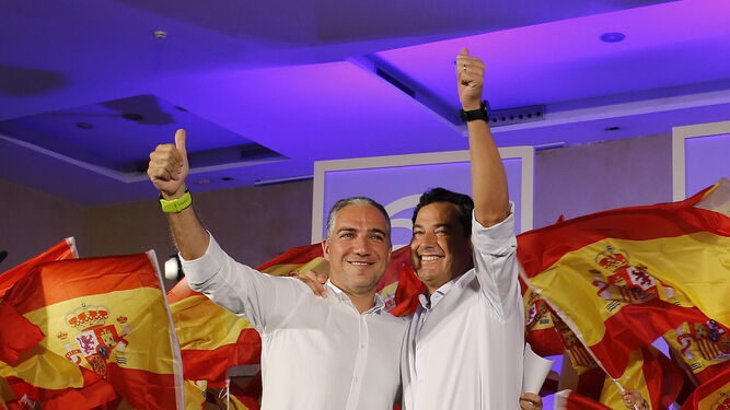 Elías Bendodo y Juan Manuel Moreno Bonilla saludan al público.