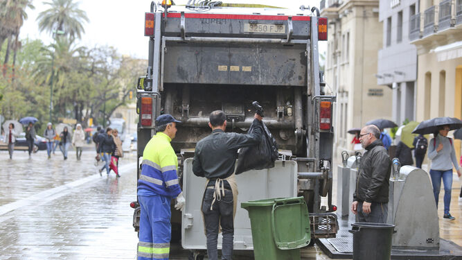 Un camión de Limasa recoge la basura del Centro histórico.