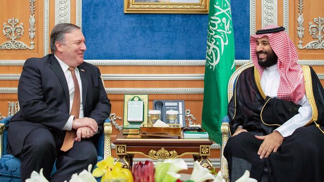 El secretario de Estado de EEUU, Michael Pompeo, durante su reunión con el rey Salman bin Abdelazi, zeste martes en Riad.