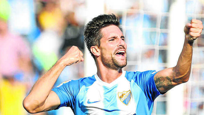 Adrián González celebra su gol al Córdoba.