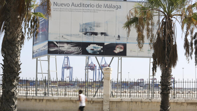 Cartel anunciador de la construcción del futuro Auditorio de Málaga, en el Muelle de San Andrés, en una imagen de 2013.