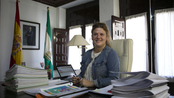 Teresa Valdenebro, alcaldesa de Ronda, en su despacho.