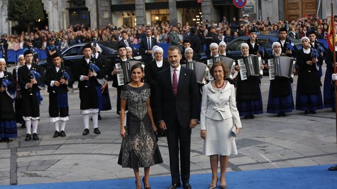 Los Reyes Letizia, Felipe VI y Sofía, a su llegada al Teatro Campoamor de Oviedo.