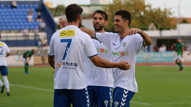 José Ramón celebra uno de sus goles junto con Bernal y Sillero.