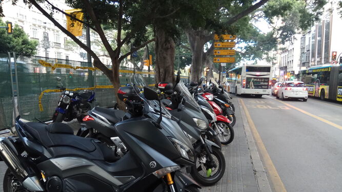 Motos aparcadas ayer sobre parte de la acera de la Alameda.