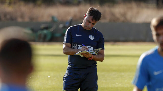 Manolo Sanlúcar toma notas durante su primer entrenamiento con el filial.