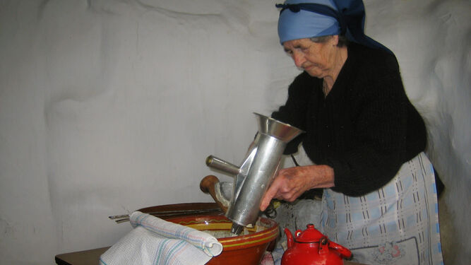 Paca, en su casa de Mijas, prepara la masa de los churros.