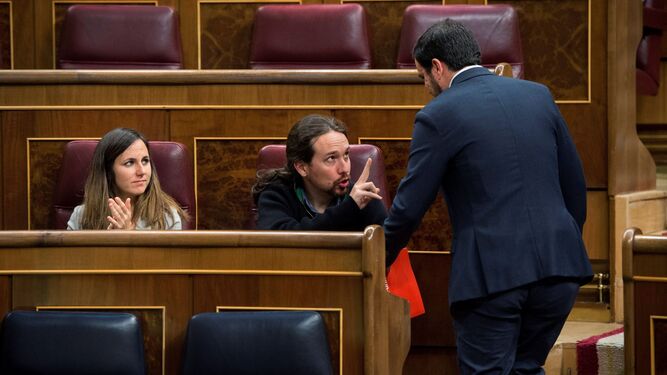Pablo Iglesias conversa con Alberto Garzón ante la diputada Ione Belarra este martes en el pleno del Congreso.