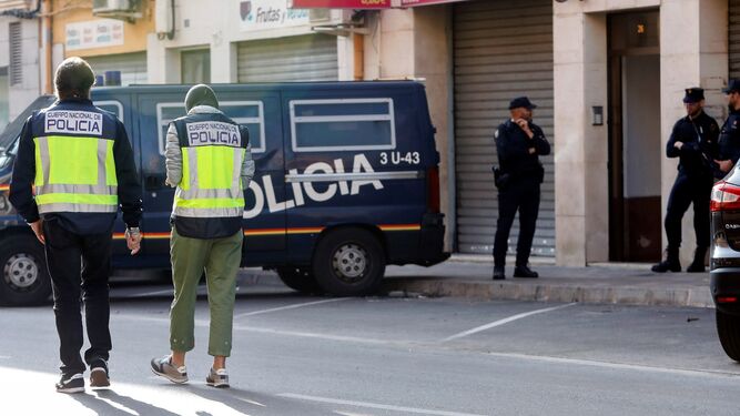 Dos policías de paisano y dos de uniforme, durante la operación antiyihadista.